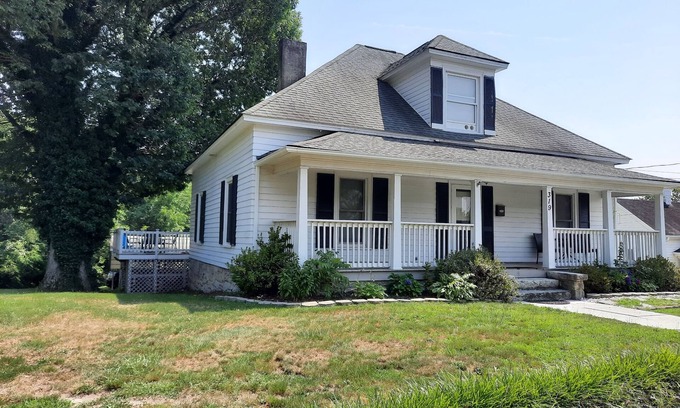 Mount Airy House | 120 year old home located in the heart of Mayberry and the Yadkin Wine Valley