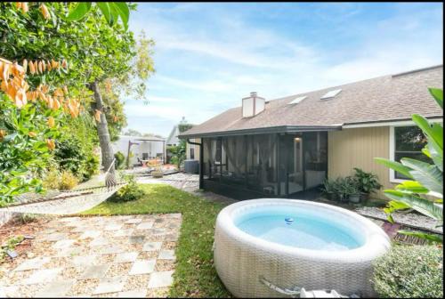 Arlington House | 12113 Roundham Ln