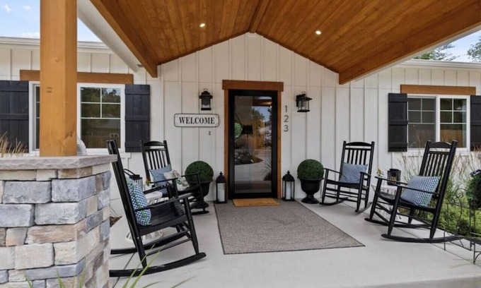 Monument Cottage | 123 Washington · Quaint -Farmhouse style house in Downtown Monument