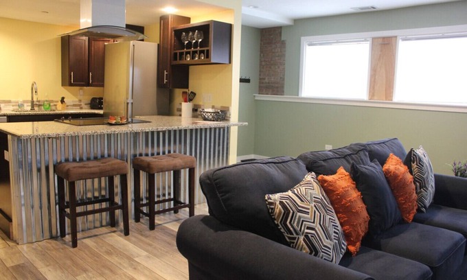 Vine Apartment | 125 Cedar 1 · Apartment in Kalamazoo + WI-Fi + Garage + Laundry