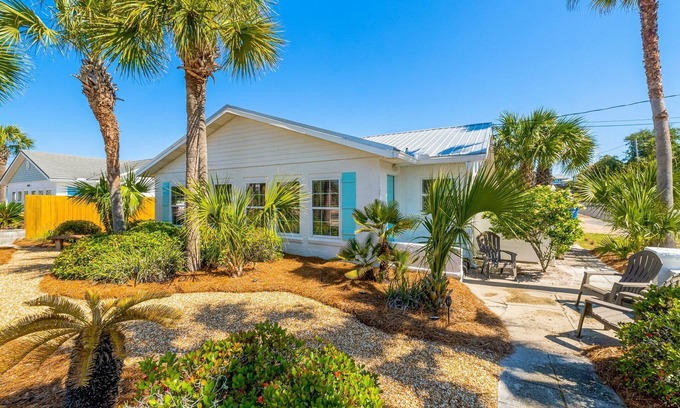 Laguna Beach Estates House | 125/Night Now thru Oct 4th~ Quiet Laguna Beach! Directly Across Street-30' to Perfect Beach Access #83