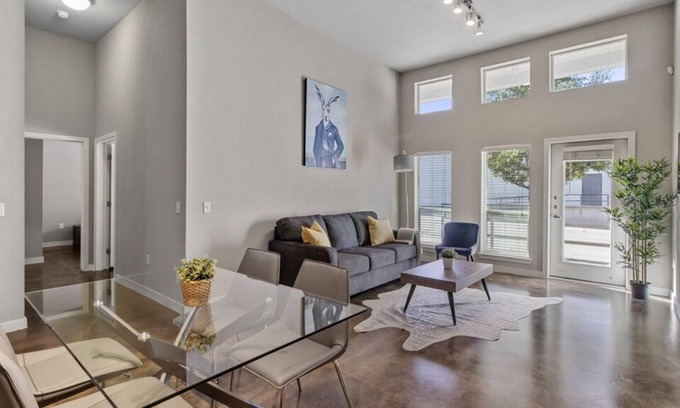 Fort Worth Cultural District Apartment | 12ft Ceilings | King Bed | Luxury Apartment
