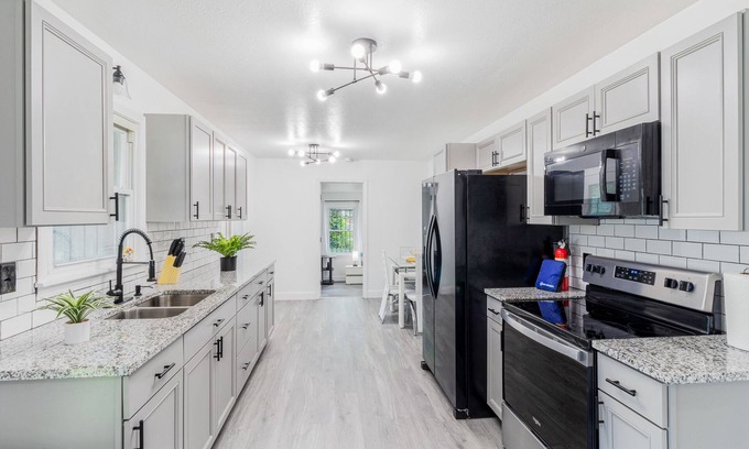 Bridgeport House | 12Guest/Families/Newly renovated