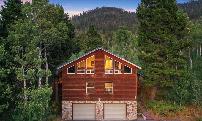 Island Park Cabin | 12MILES to Yellowstone-HotTub+EVCharger+HUGE!