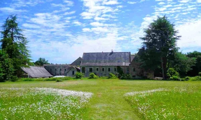 Pont-de-Ruan House | 12th-century abbey, private heated swimming pool. Events welcome.