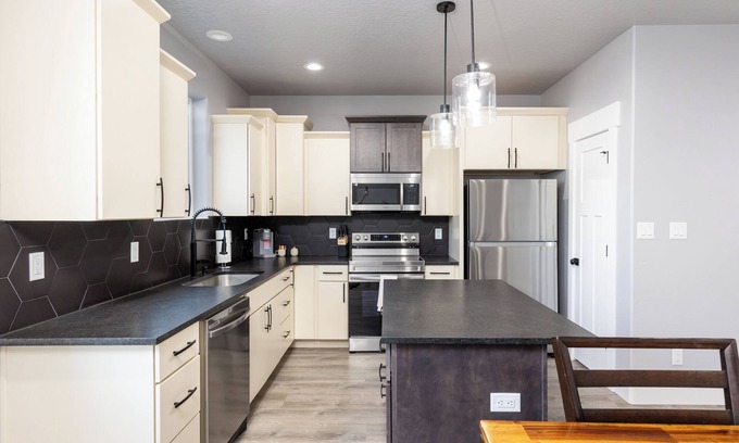 Elko House | #13 Brand NEW Modern Farmhouse Room - Comfy, Relaxing and Peaceful stay