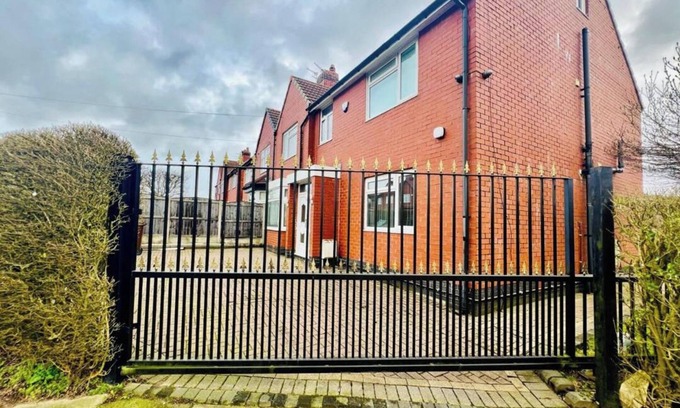 Prestwich House | 13 Guests - Free Parking - Manchester House