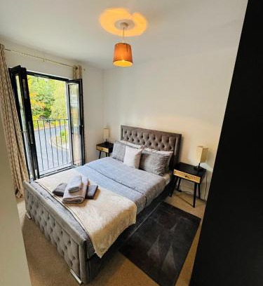 Barnt Green Apartment | 13 Luxury Solihull Townhouse Sleeps 10 NEC BHX