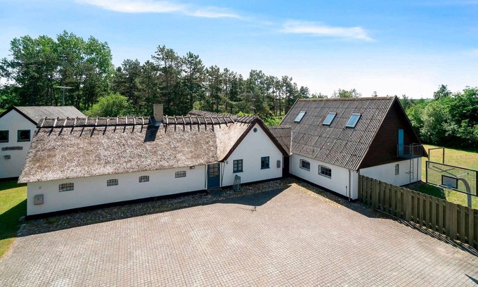 Hoeve Strand House | 13-room holiday home, 500 m to the beach