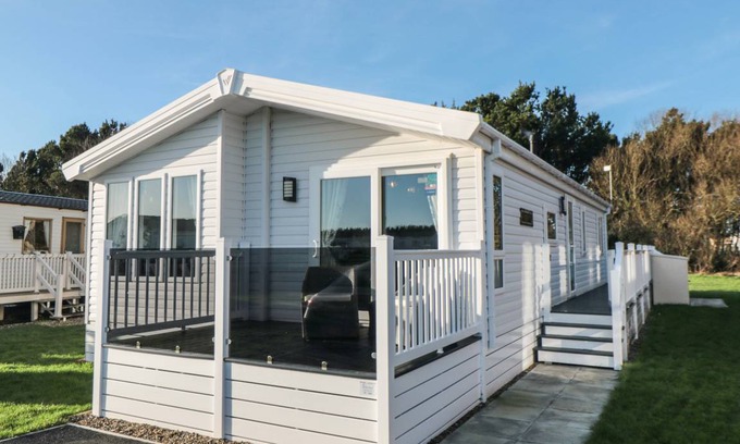 Cayton Bay Cottage | 130 m² Cottage ∙ 3 bedrooms ∙ 6 guests