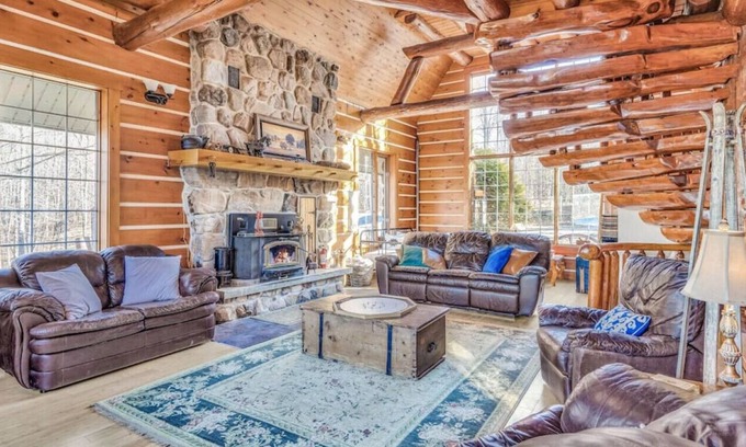 Arden House | 1315 Knight · Pinot Peak: Waterfront Log Cabin in Arden