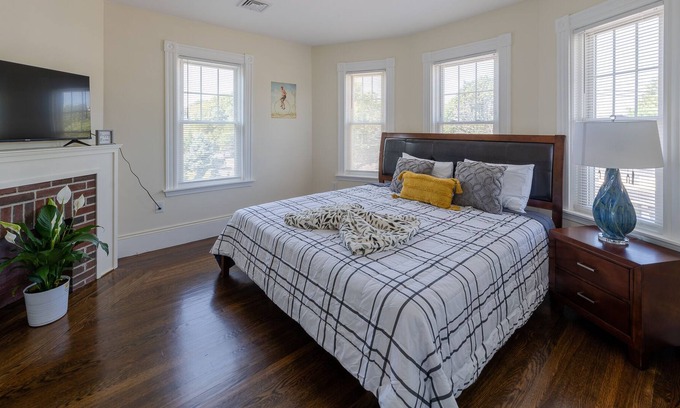 Norwood Apartment | 1322-Lovely 3 bedrooms unit with free parking