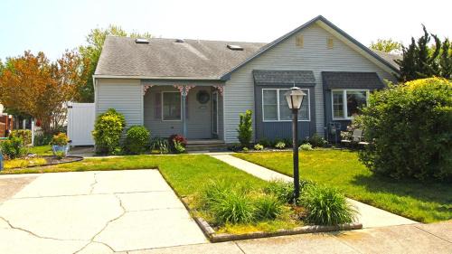 Village Green House | 1350 A Wisconsin Ave