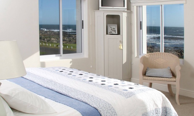 Sandbaai House | 138 Marine Beachfront Guesthouse