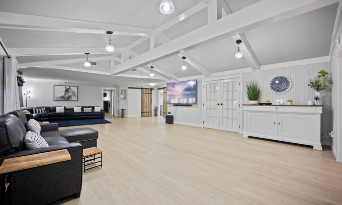 Liberty House | 13BR Private Retreat On Acreage + Near Liberty