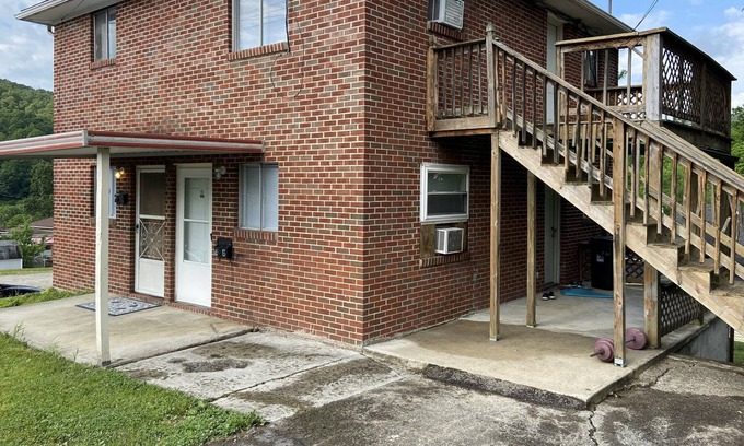 Kilsyth House | 14 B North Grimmett. Traveling Nurses Welcome.
