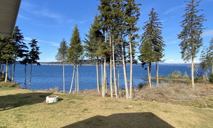 Regional District of Mount Waddington Cottage | 14 - Paddlers Cove Cottage By The Sea at Alder Bay