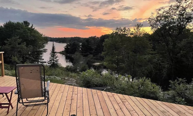 Carling Cottage | 140 Acre Secluded Cottage Retreat 2Br+1 in Muskoka