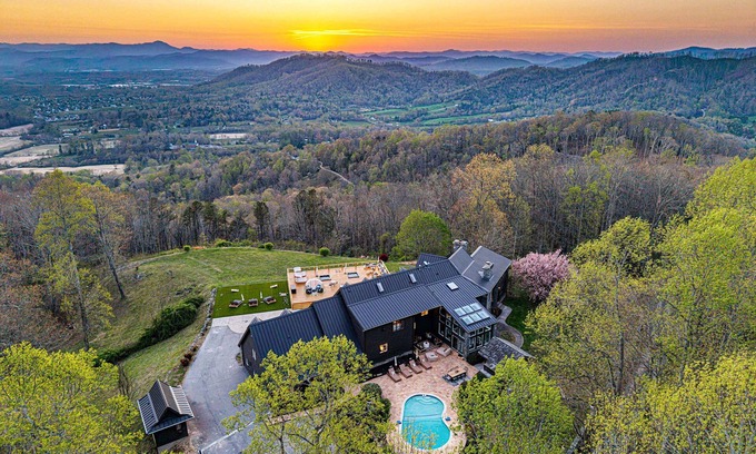 Fletcher House | 14k sq ft Mountaintop Estate - Private Golf Course