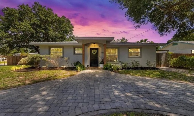 Alta Vista House | 15-20 min. drive to beach, cheerful home w/free parking in A+ area