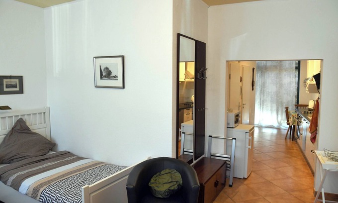 Furth-Sud Apartment | 15 min from Neuss main station. Apartment for rent in quiet residential street.