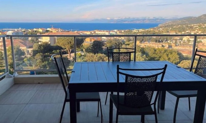 L'Ile-Rousse Apartment | 15 min walk from the beach - Breathtaking sea and mountain views - All comforts