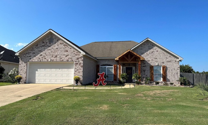 Northport House | 15 mins from downtown Tuscaloosa and University area in quiet safe neighborhood.