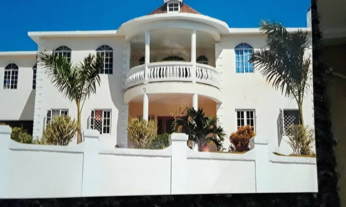 West Gate Hills House | 15 mins to airport. Entire 1st floor 2 bedrooms, 2 bathrooms Sleeps 4.No sharing