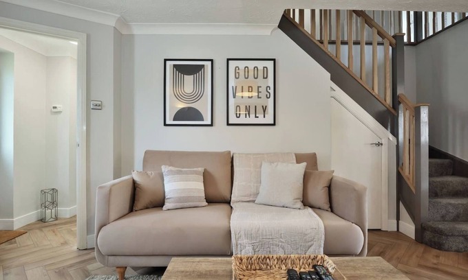 Hereford House | 15 Mins Walk to City Parking for 3 cars Walk to the Pub 6 mins Garden Spacious Home King Bedroom Smart TV