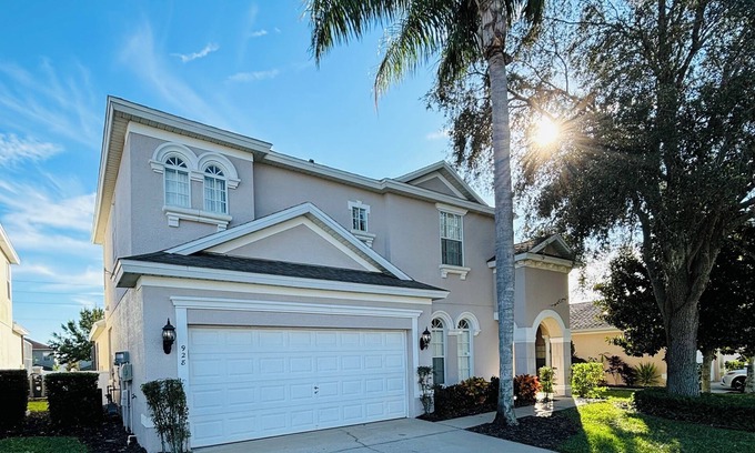 Calabay Parc Villa | 15 Mint to Disney 2 mint to the Best golf courses. Family size villa.