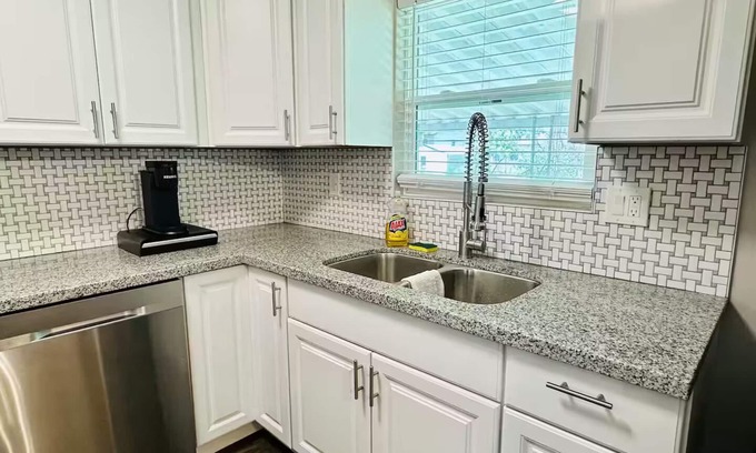 Lawrence House | 15 Minutes away from downtown. Entire guest house.