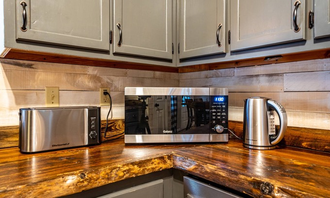 Cherry Log Cabin | 15 minutes from Blue Ridge, pet friendly