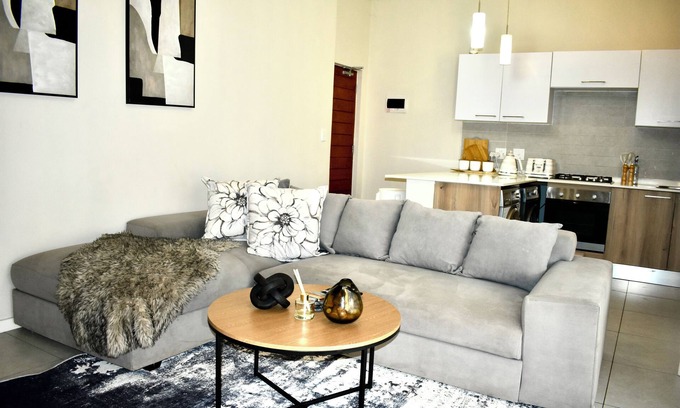 Greater Johannesburg Metropolitan Area Apartment | 15 minutes to all Johannesburg heart travels - OR Tambo Airport, cozy 1 bedroom.