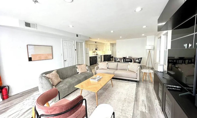 Union City Apartment | 15 minutes to NYC Washer+Dryer Onsite Parking