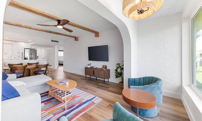 Crescent Beach Condo | 15% Off Sept Stay – Coastal Condo: Beach & Pool!