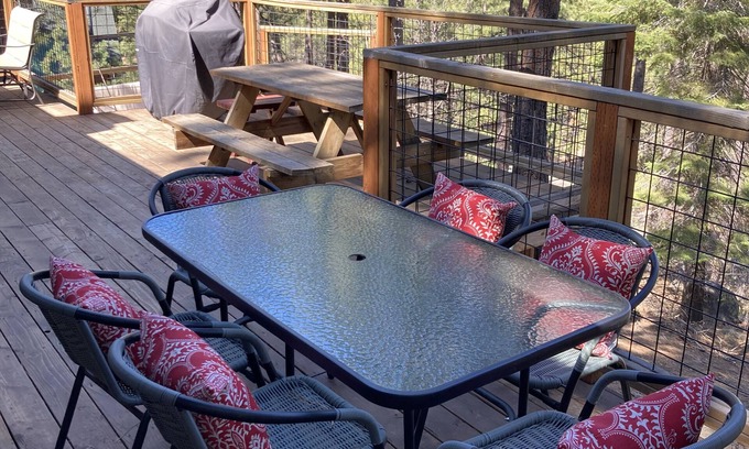 Deschutes River Woods House | 1500 sq ft deck - 5 BR home w/8 beds, hot tub, fireplace - close to town, 1 acre