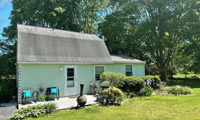 Waterford House | 150ft+ Direct Waterfront! 2-Bdrm Cottage on Niantic River in Waterford CT