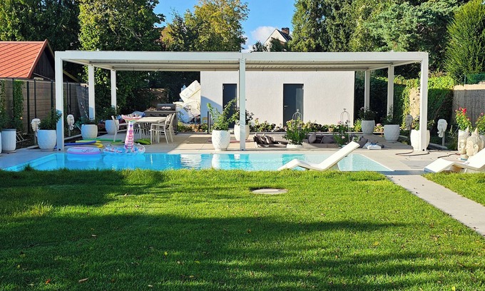 Thalkirchen - Obersendling - Forstenried - Furstenried - Solln Apartment | 150m² Luxurious City Home + Pool + Garden + Koi Pond + Kids Playground + Kitchen