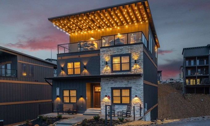 Sevierville Cabin | 15BR Luxury | 3 Cabins | Rooftop Lounges | Indoor Pools | Hot Tubs | Walk to Water Park | 66 Sleep