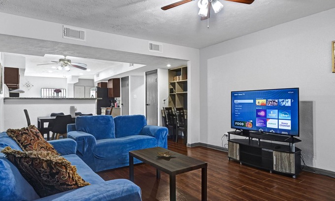Houston House | 15min to IAH: 6BR, 500Mbps, Pets OK,30min Downtown
