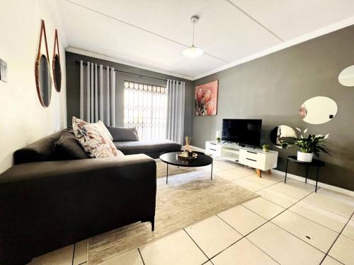 Benoni Apartment | 15min to OR TAMBO perfect long stay WiFi & Netflix