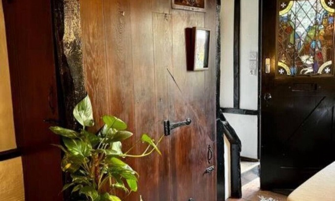 Henley Cottage | 15th century tiny character cottage-Henley centre