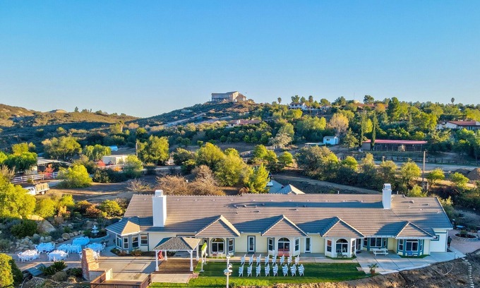 Valley Center House | 16+ , A Spa and Second unit for more Additional Accommodation