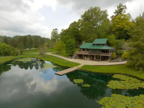 Ava House | 16 Guests | Ponds | Hot Tub | Game Room | Trails in Sarahsville