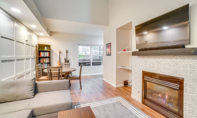 Aurora House | 16 Mi to DIA: Townhome w/Fireplace in Aurora