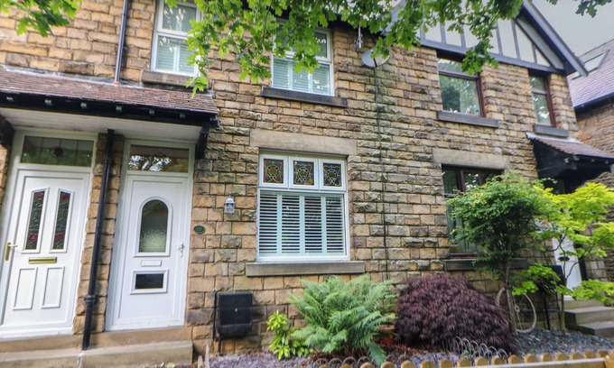 Little Hayfield Cottage | 16 OAK BANK, family friendly, character holiday cottage in New Mills