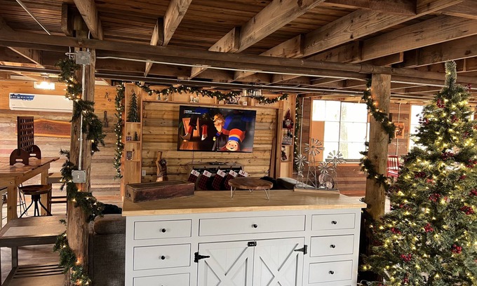 West Siloam Springs Cabin | 16 person Bunkhouse