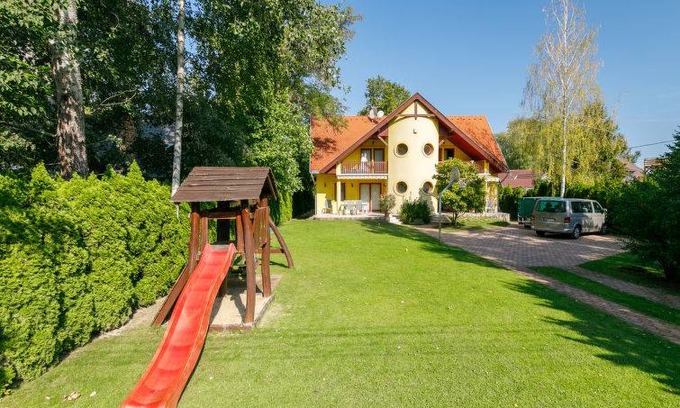 Balatonszarszo Apartment | 160 m² Apartment ∙ 4 bedrooms ∙ 10 guests
