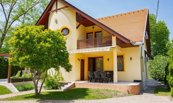 Balatonszarszo Apartment | 160 m² Apartment ∙ 4 bedrooms ∙ 10 guests