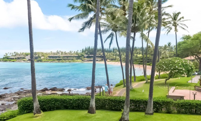 Napili Apartment | 160 Ten Star Reviews out of 160, AMAZING, Maui Magic, A206 with AC, BEACHFRONT